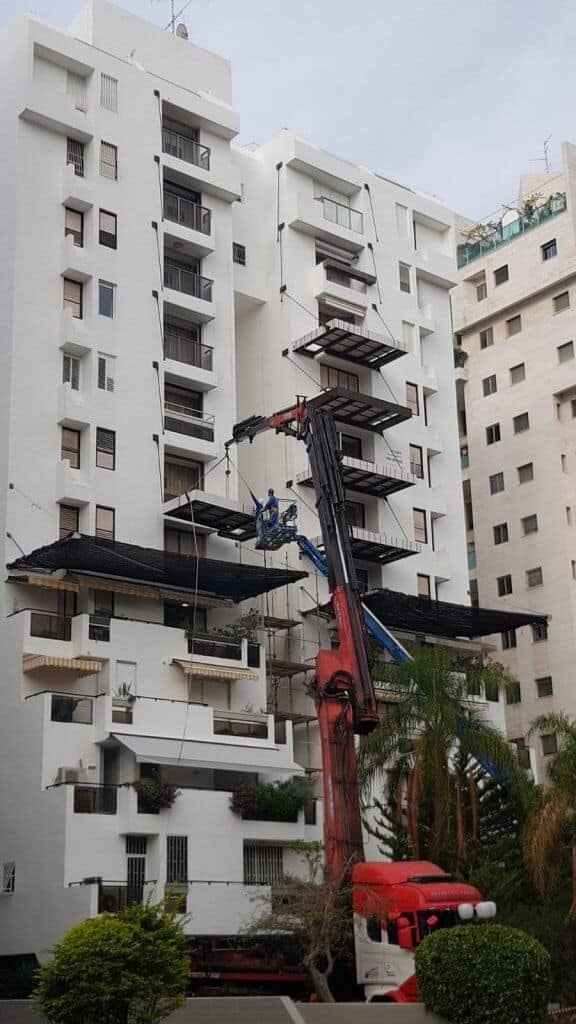 בניין שעובר תהליך בניית מרפסת תלויה מפלדה על ידי קבוצת בלקון