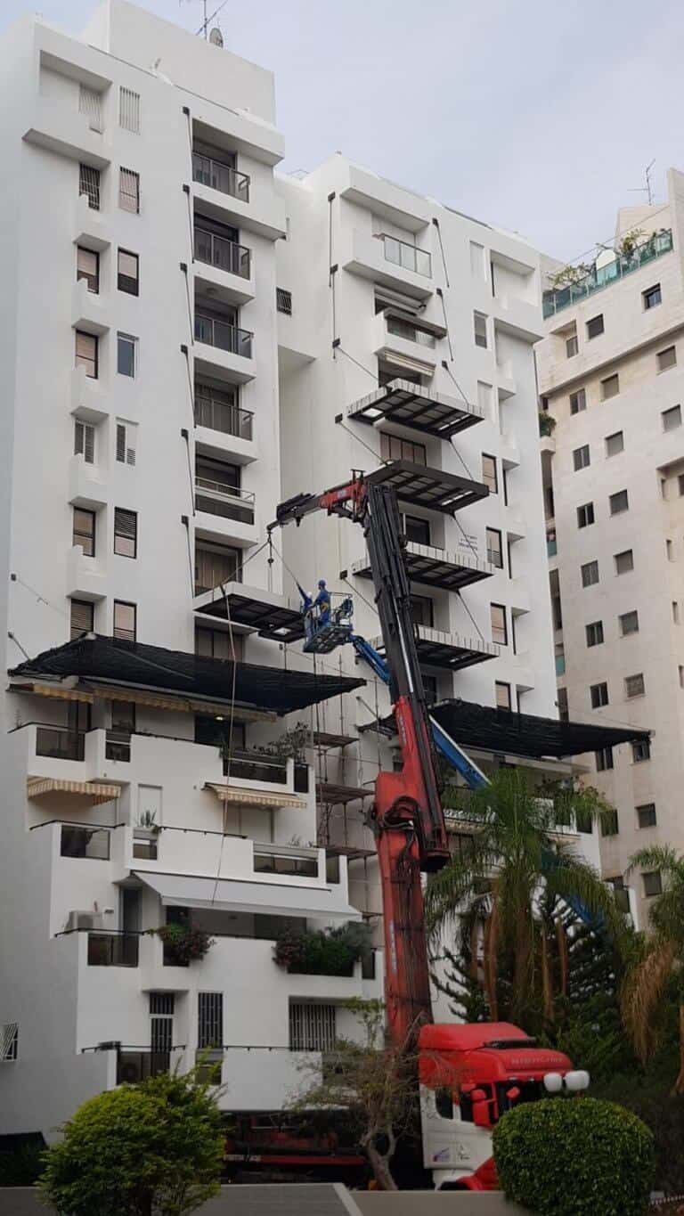 מרפסת תלויה מפלדה