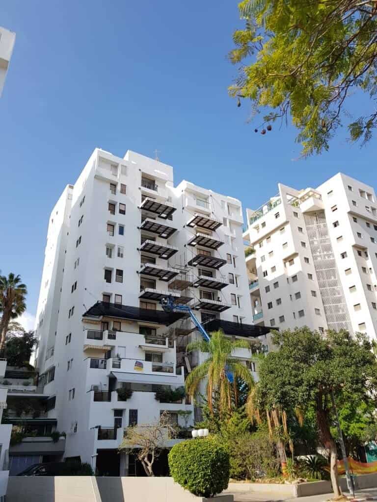 התאמת עיצוב המרפסת לעיצוב הבית מי מאתנו לא חולם לשבת במרפסת שטופת שמש וליהנות מהנוף והאוויר הצלול עם כוס משקה מרענן. ובכן בעזרת כמה פעולות פשוטות, ניתן להפוך את מרפסת הבית לאזור השהייה האהוב והנוח ביותר לשעות הפנאי. מפגש בין אסתטיקה, פרקטיקה ונוחות לעתים קרובות אנו נוטים לשכוח כי המרפסת מהווה חלק אינטגרלי ומשלים לחלל הבית ועשויה לספק לנו שעות קסומות באווירה נינוחה התורמת לאיכות החיים, לזמן איכות משפחתי או לבילוי עם חברים. בעוד השקעה בעיצוב פנים הבית נראית לנו מובנת מאליה, הרי שלא אחת ניתן לראות בתים מעוצבים בטוב טעם, אך בעלי מרפסת מיושנת ואף מוזנחת. אז אם החלטתם שהגיע הזמן לשדרג ולרענן את המרפסת, וליצור התאמת עיצוב המרפסת לעיצוב הבית, לפניכם כמה טיפים מועילים. טיפים מועילים ופרמטרים מרכזיים • ריהוט – ריהוט למרפסת הינו חשוף לפגעי מזג האוויר בהם קרינת השמש, לחות, רטיבות ועוד, כל אלה עלולים לגרום לדהייה ולפגיעה באיכות הריהוט, לכן מומלץ לבחור פרטי ריהוט העשויים מחומרים עמידים ומותאמים לסביבה החיצונית דוגמת פלסטיק, ראטן ועוד. התאימו את הצבעים וסגנון הריהוט לעיצוב פנים הבית וצרו קו הרמוני היוצר מראה אחיד ומשלים. כל אדריכל המומחה לעיצוב דירות קטנות יציע לכם לשלב בין פונקציונליות ועיצוב ולשם כך חשוב לתכנן היטב את סוג, גודל וכמות הרהיטים בהתאם למרחב הקיים. • עציצים וצמחייה – אחד האלמנטים הבלתי נפרדים מעיצוב המרפסת הוא שילוב צמחייה אשר מספקת אווירה ירוקה ורעננה גם בדירה הממוקמת בלב הכרך. אדריכל בתים פרטיים מקצועי יסייע בידכם להתאים את מיקומם הנכון של העציצים לתנאים השוררים במרפסת מבחינת מבנה, כיווני אור ורוח ועוד. התאמת העציצים מבחינת מרקם, צורה וצבע יכולה להשתלב עם הסגנון העיצובי והצבעים השולטים בפנים הבית וכן להשתלב או להשלים אותם. • פתרונות הצללה – ישראל היא מדינה שטופת שמש ובשל כך חשוב לשלב פתרונות הצללה יעילים במטרה לאפשר ישיבה באזור מוצל וקריר אשר מוגן היטב מקרינת השמש. מגוון המוצרים בתחום הינו רחב וכולל שמשיות רחבות שוליים, סוככים ופרגולות. • תאורה – שילוב של גופי תאורה במרפסת דורש הבנה והכרה עם הצרכים האישיים של בני הבית, מבנה המרפסת, כיווני האור ועוד. על מנת לאפשר לנו שהות נעימה גם בשעות הערב, הרי שניתן לבחור בגופי תאורה מעוצבים המשתלבים בצמחייה ובאלמנטים עיצוביים שונים בפנים הבית ויוצרים התאמת עיצוב המרפסת לעיצוב הבית.