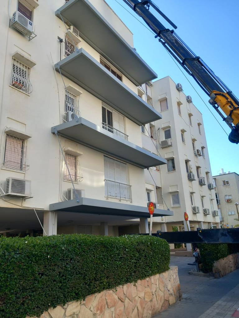 בניין בתהליכי הוספה של מרפסת תלויה - פרויקט של קבוצת בלקון
