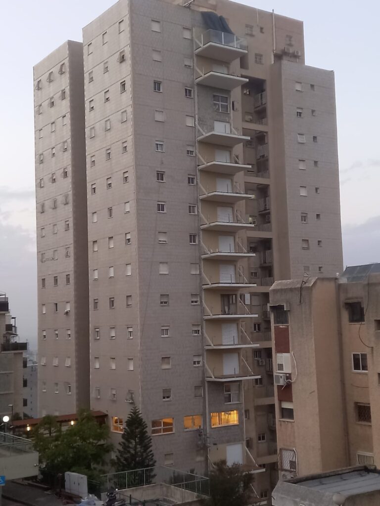 בניין לאחר שיפוצים בתקני חוק המרפסות